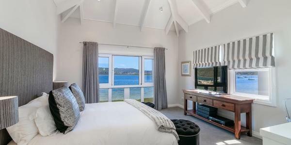 On The Water - Thesen Apartment Книсна Екстериор снимка
